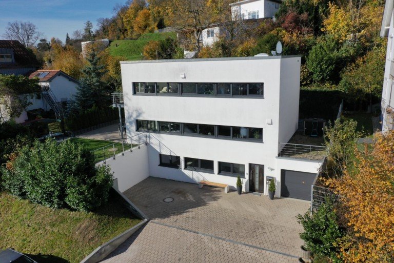 Hausansicht Pforzheim Haus Bauhausstil mit Weitblick - Effiziens A+, B�ro/G�ste-UG & 5 Stellpl�tze